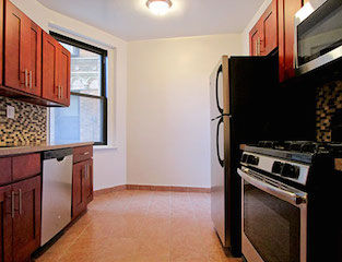 apt for rent with fully renovated kitchen 